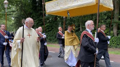 Nico van der Peet, de nieuwe pastoor van Laren door bisschop beëdigd en geïnstalleerd