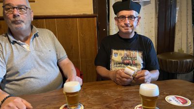 Na gedane arbeid…pastoor Frans Bierlaagh met het ‘traditioneel’ Sint Jansgeld