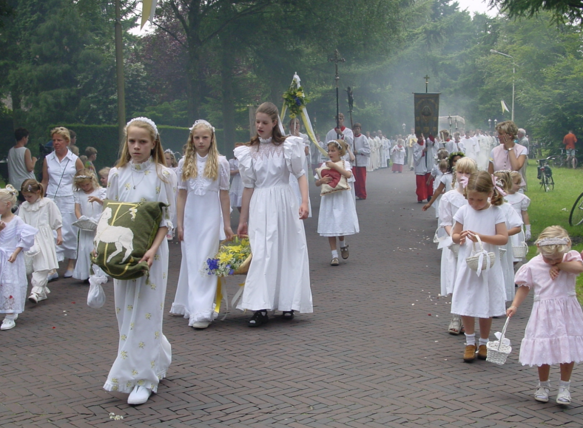 Bruidjes treden bij Sint Jansprocessie in voetsporen van voorouders. Maar organisatie wil ook nieuwe Laarders trekken. Wat hebben ze in petto?