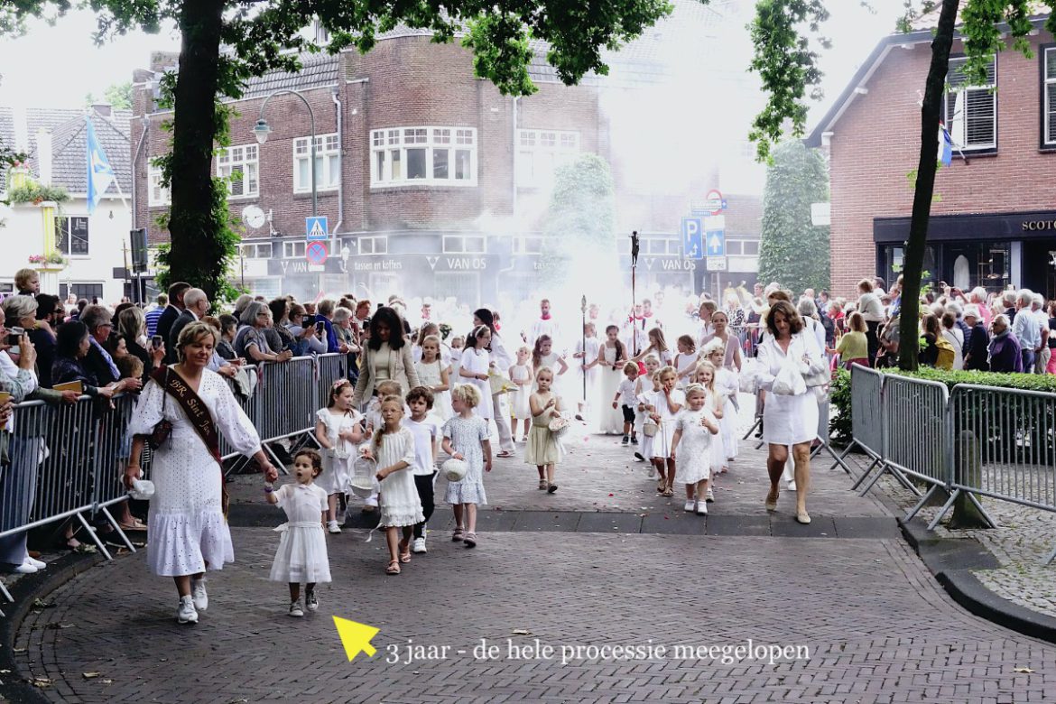 De Sint Jansprocessie gefotografeerd door straatfotograaf Peter van Rietschoten (26 foto’s)