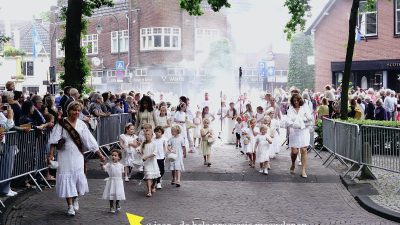 De Sint Jansprocessie gefotografeerd door straatfotograaf Peter van Rietschoten (26 foto’s)