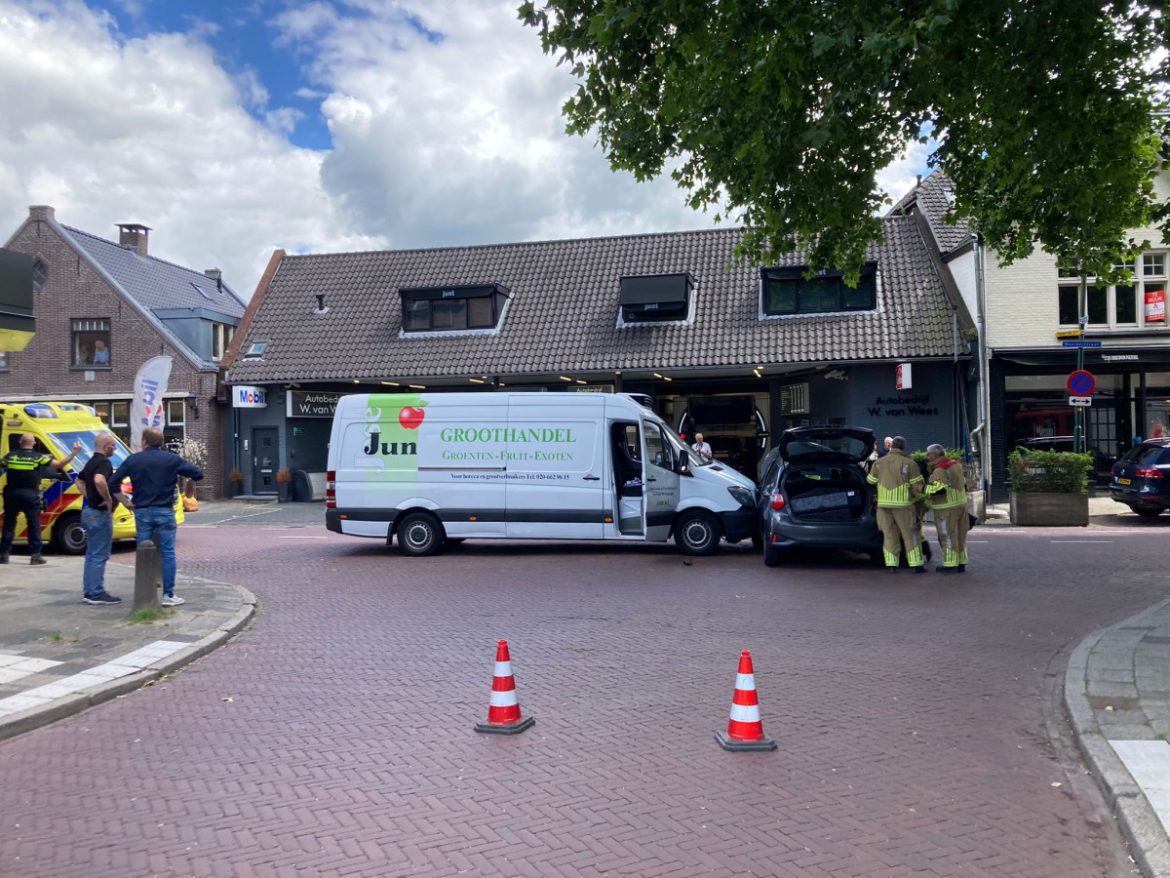 Brandweer Laren:  aanrijding Naarderstraat/ Drift