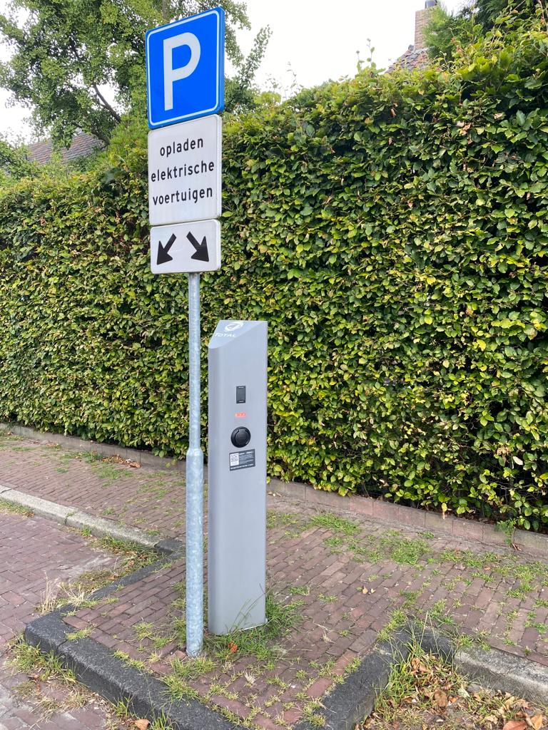 Steeds meer laadpalen in Nederland, maar kan dat niet anders?