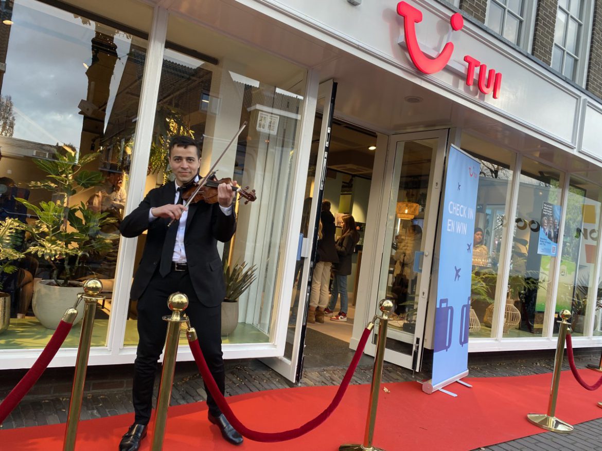 ’Het reisbureau is weer booming’. TUI opent luxe vestiging op A-locatie in Laren. ’Meedenken vind je niet op internet’
