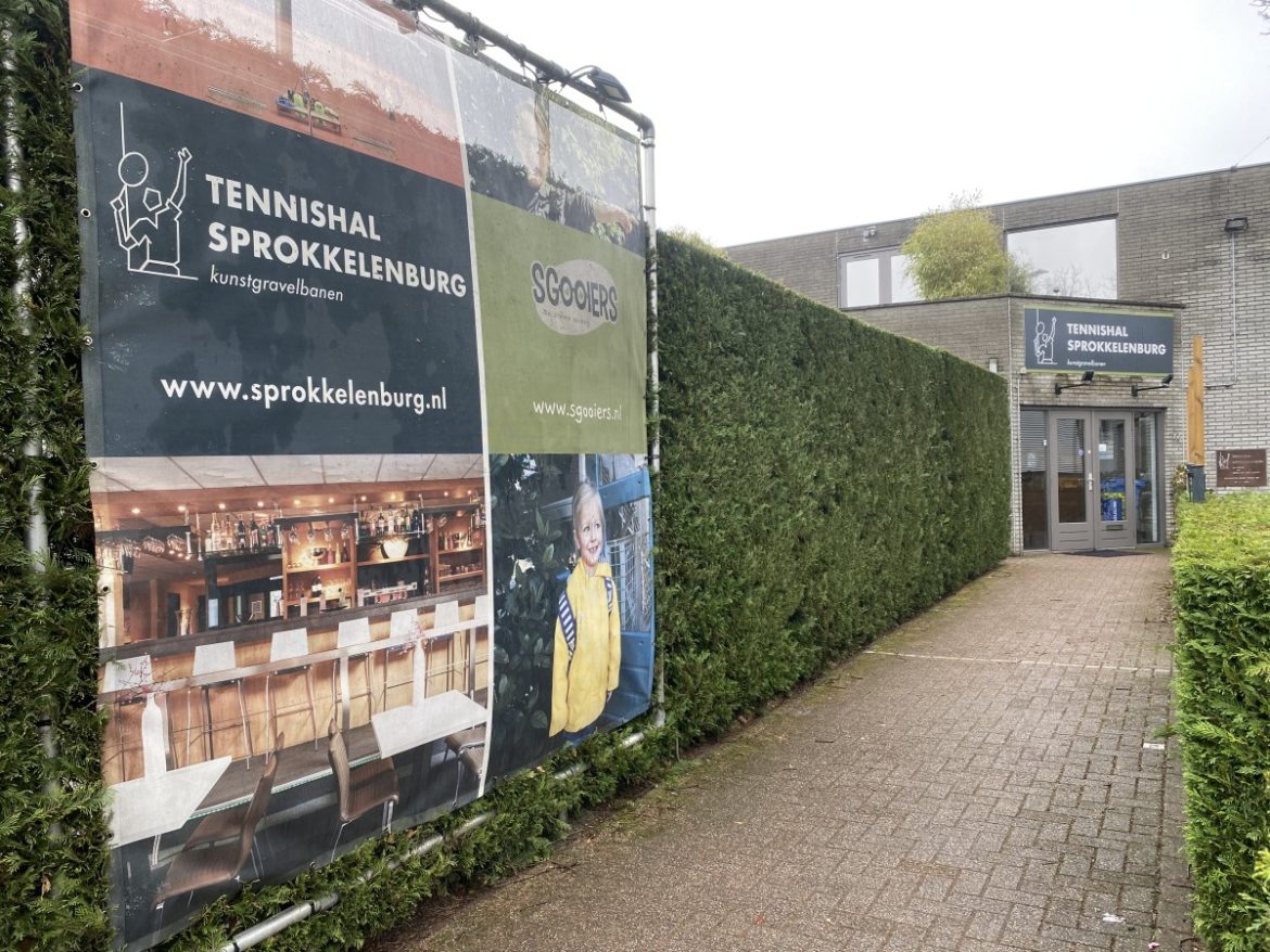 Er móeten vier tennisbanen blijven in Sprokkelenburg. Twee banen van achterste hal worden ingeruild voor vier padelbanen