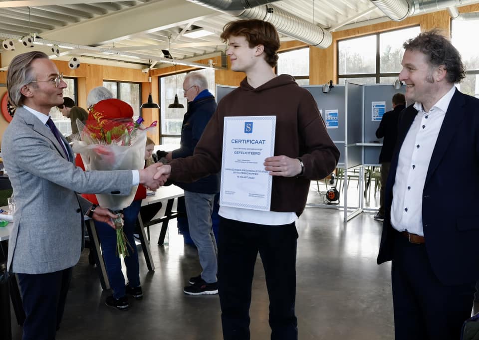 Kasper Bon jongste kiezer in Laren