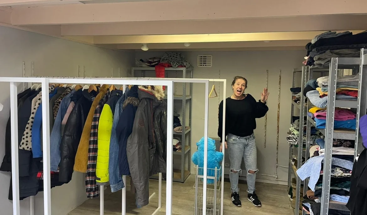Marleen en Linda openen vandaag kledingbank: in Laren: ‘Taboe is er nog steeds’