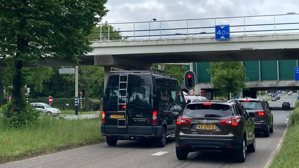 NH Nieuws: Nooit meer vrachtwagens klem onder Larens viaduct, gemeente verdiept rijstroken