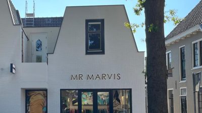 Eigenaar omstreden witte gevel Mr Marvis dreigt al zijn 25 panden in Laren wit te schilderen