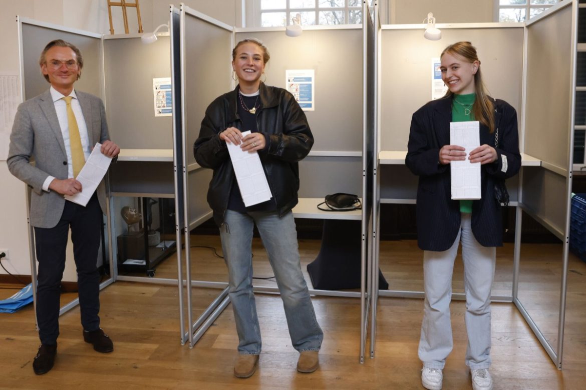 Jarige Bibian Brouwer en Kate Julie Janssen voor het eerst naar de stembus: Gefeliciteerd!