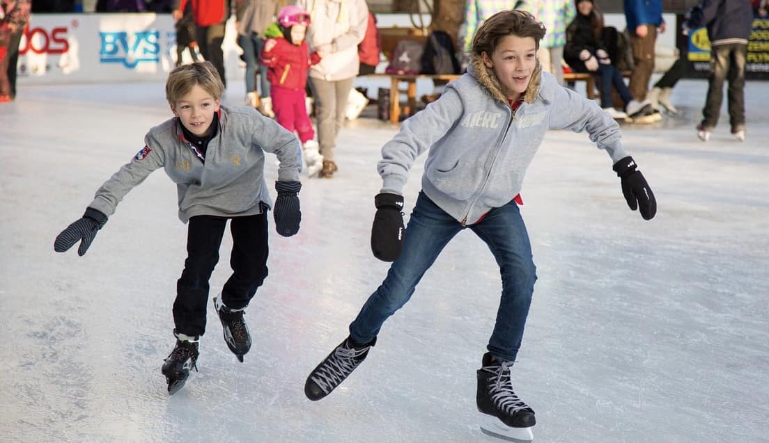 Marionne Bakker vd Veen en Gaby Smit starten schaatsactie ‘Geen kind aan de kant laten staan’