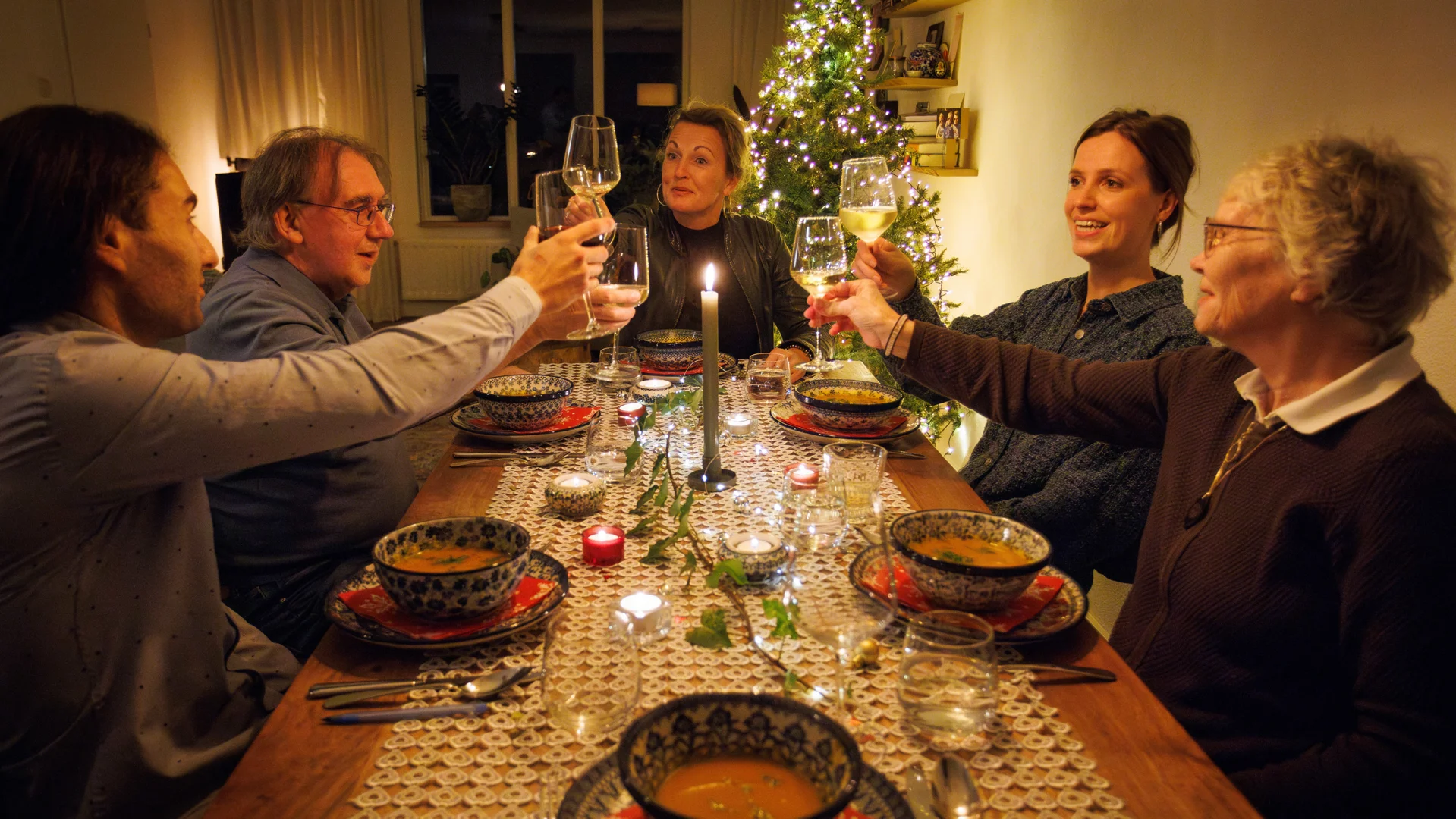 Eten en nieuwe mensen ontmoeten tijdens de kerstdagen: ‘Wij brengen