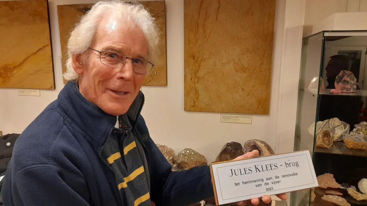 Brug over vijver in stenentuin van Geologisch Museum heet nu ‘Jules Klees brug’