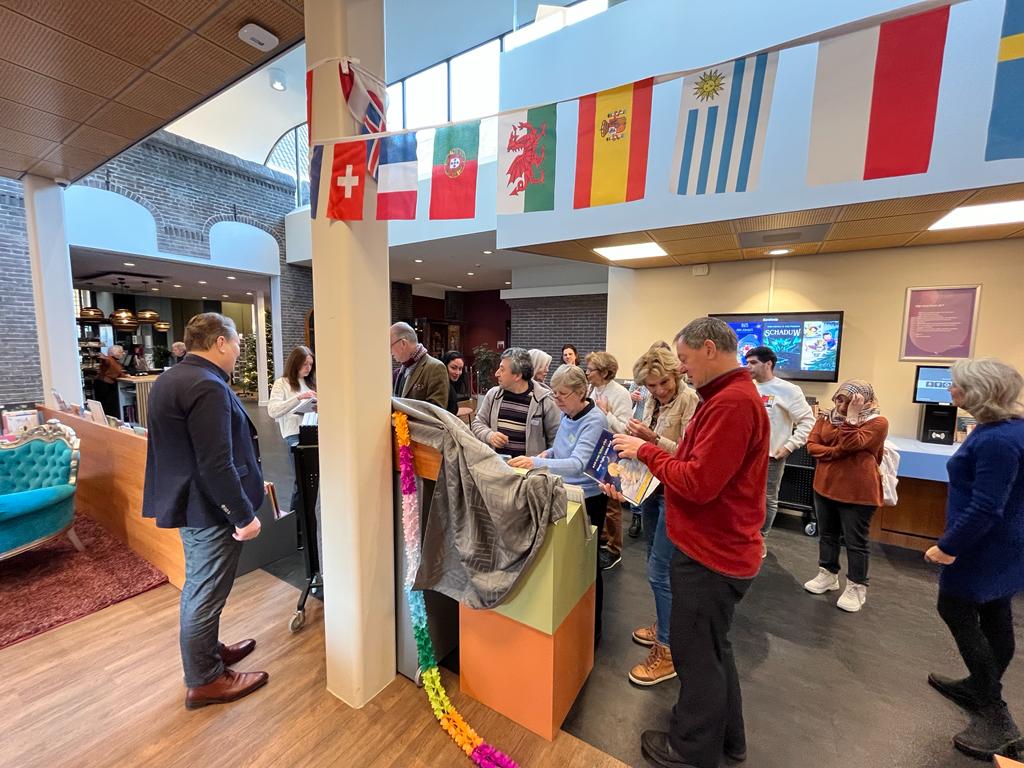 Nieuwe boekencollectie bibliotheek Laren: ‘Speciaal voor mensen die de Nederlandse taal willen leren’