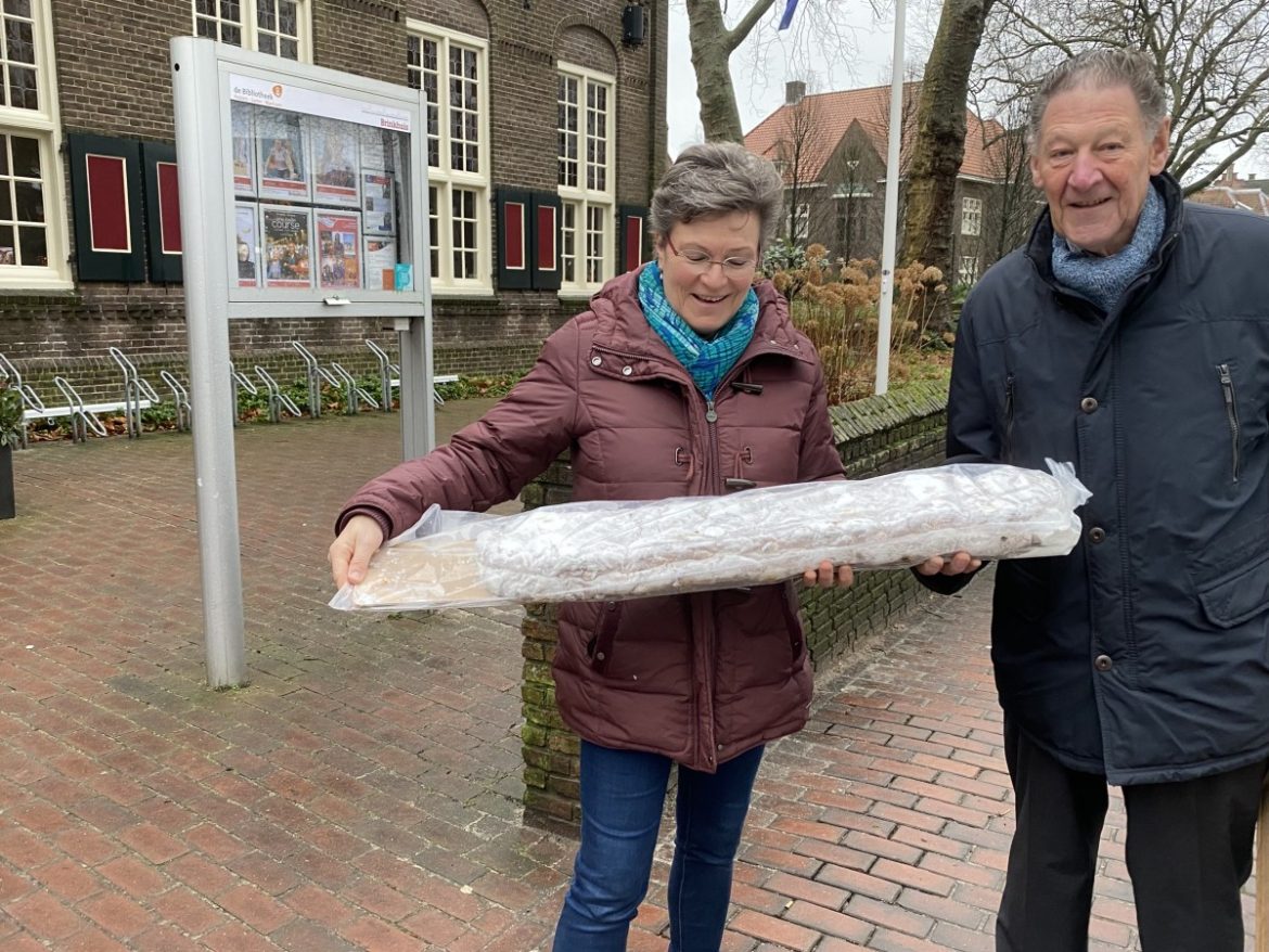 Voor gesloten Brinkhuisdeur met 1,5 meter lang kerstbrood