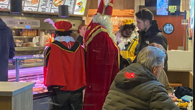 Sint en zijn Pieten gaan voor een broodje warm vlees bij Beo