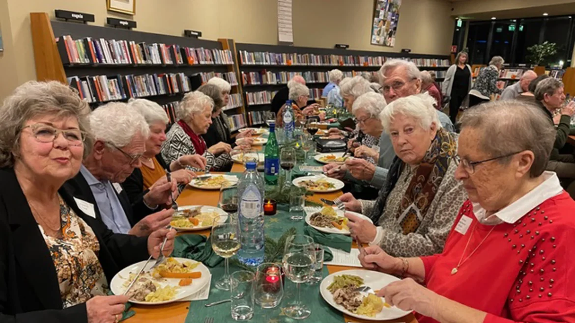 Deelnemers genoten van heerlijk eten, muziek en van elkaar tijdens kerstdiner bij BasBEL