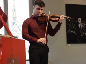 Violist Neil Dixon speelt in Papageno zondagochtendconcert