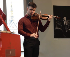 Violist Neil Dixon speelt in Papageno zondagochtendconcert