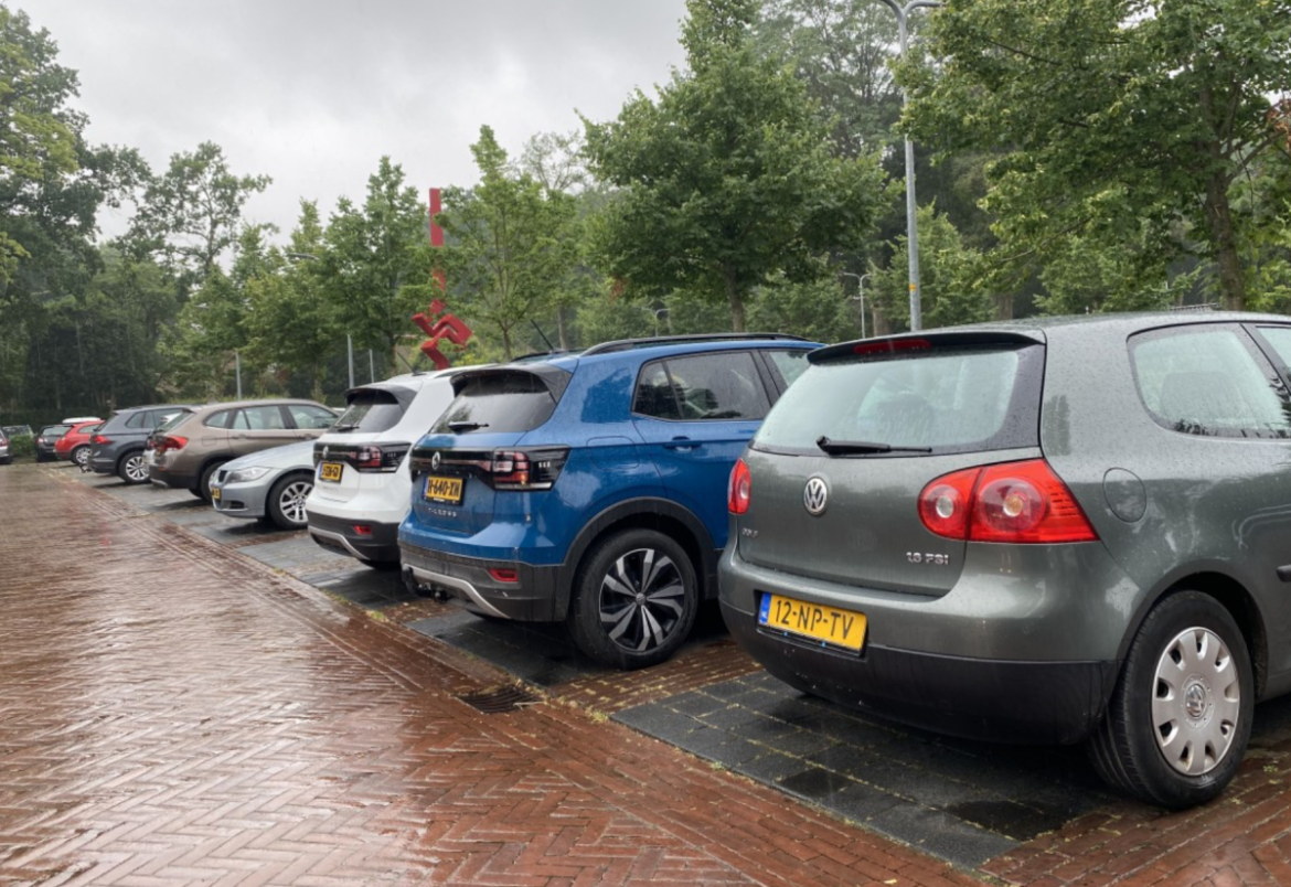 Bewoners Laren-West luiden de noodklok over parkeerdrukte in hun wijk door Singer