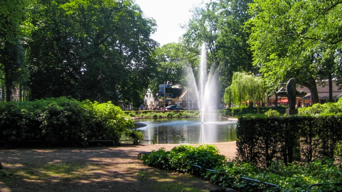 Laren wacht toch met verbouwing Brinkvijver tot na bezwaarprocedure 