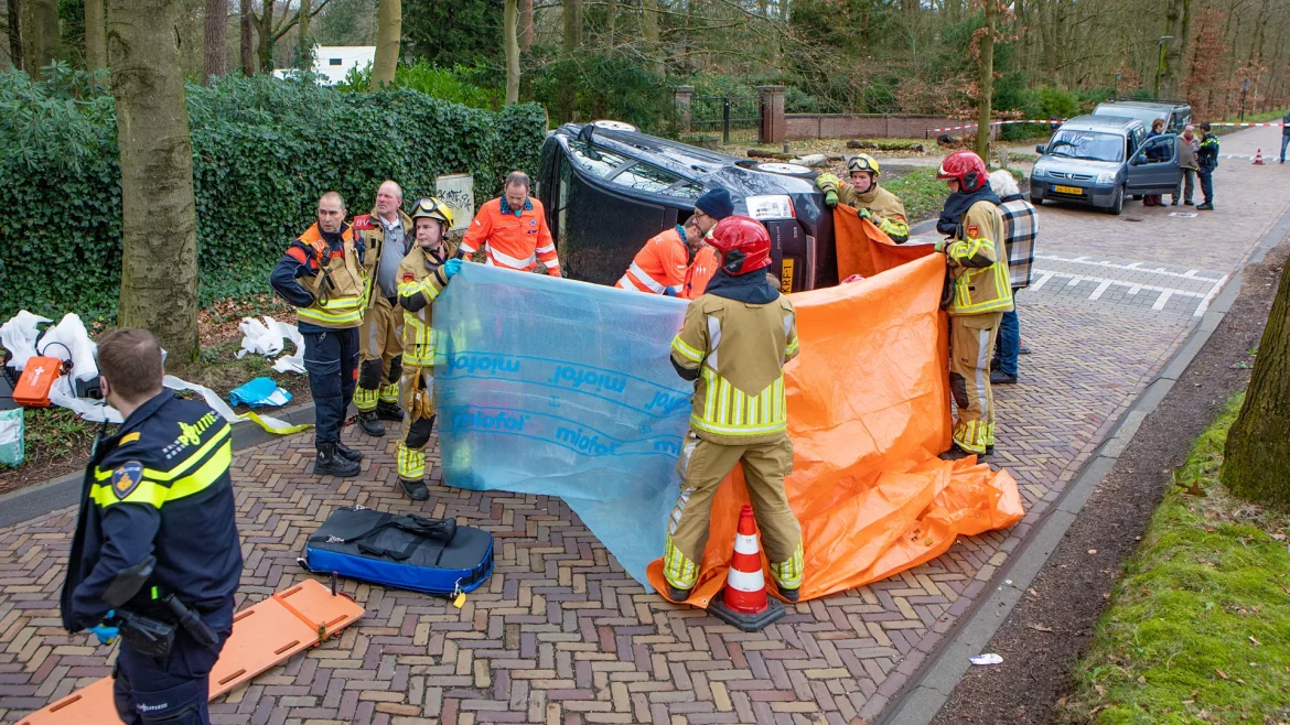 Automobilist knalt tegen paal en belandt op zijkant in Blaricum