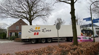 Gigantische vrachtwagen zoekt Albert Heijn