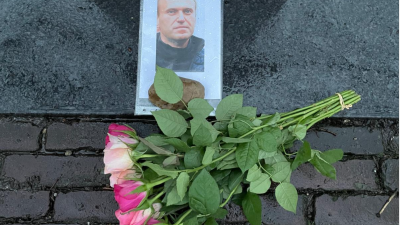 Bloemen voor Navalny bij Oorlogsmonument Laren