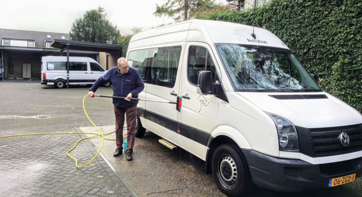 Grote vrijwilligersactie NL Doet: bussen wassen bij Rollybus in Laren