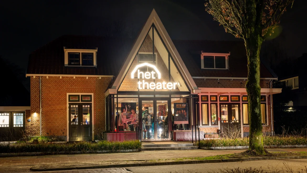 Feestelijke onthulling van logo op gevel van Het Theater Blaricum