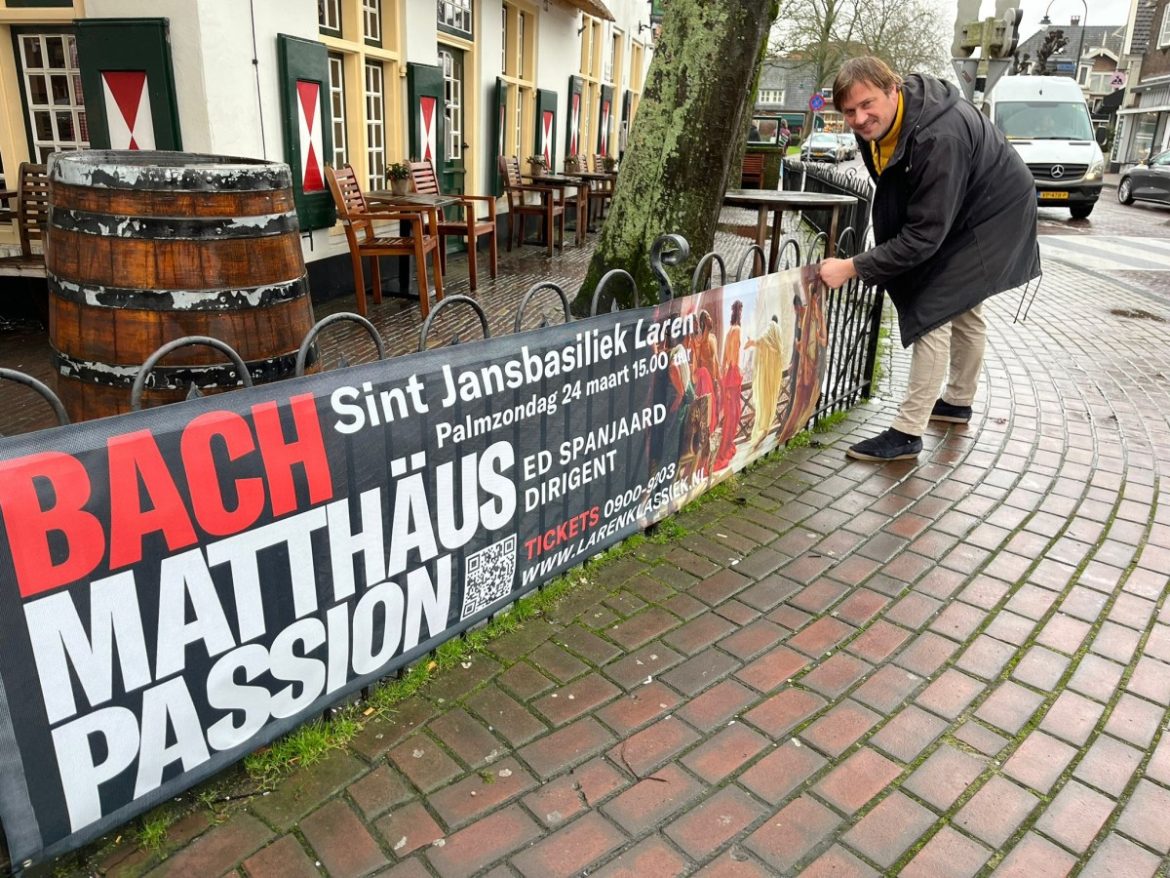 De Matthäus Passion-banieren bij  t’ Bonte Paard en Moeke Spijkstra hangen weer!