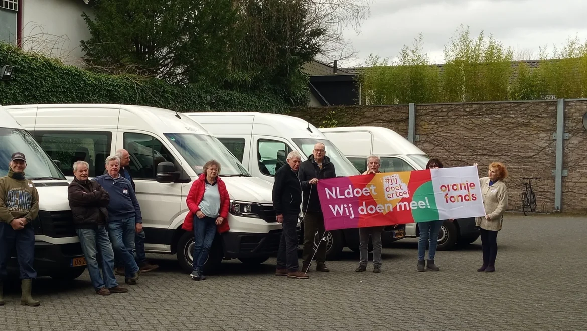Twaalf vrijwilligers helpen met grote schoonmaak bussen Stichting Rollybus: ‘Weer bijna als nieuw”