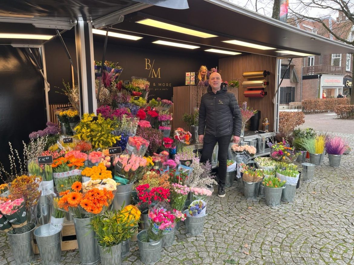 Laren heeft zijn bloemenstal eindelijk weer terug…