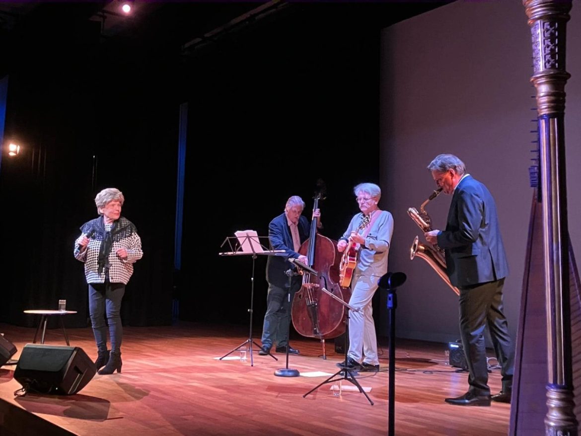 ‘Hier ben je snel een oude gek, terwijl je elders op handen gedragen wordt als je op late leeftijd nog artiest bent’