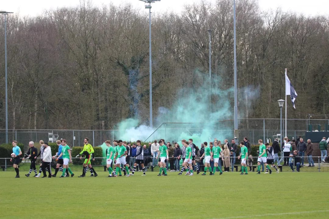 Blijf  SV Laren ’99 volgen…