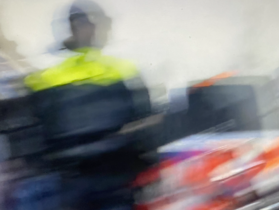 Snorscooter botst op auto in Laren: bijrijder raakt gewond