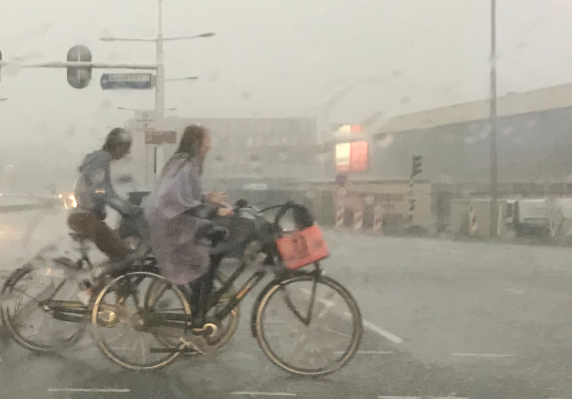 Maandagmiddag onweer en harde wind?