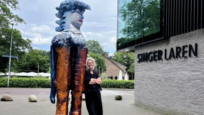 ‘ ‘Stoer en sensitief gaan hand in hand op voorplein Singer: ‘ ‘SHE is GIANT’!