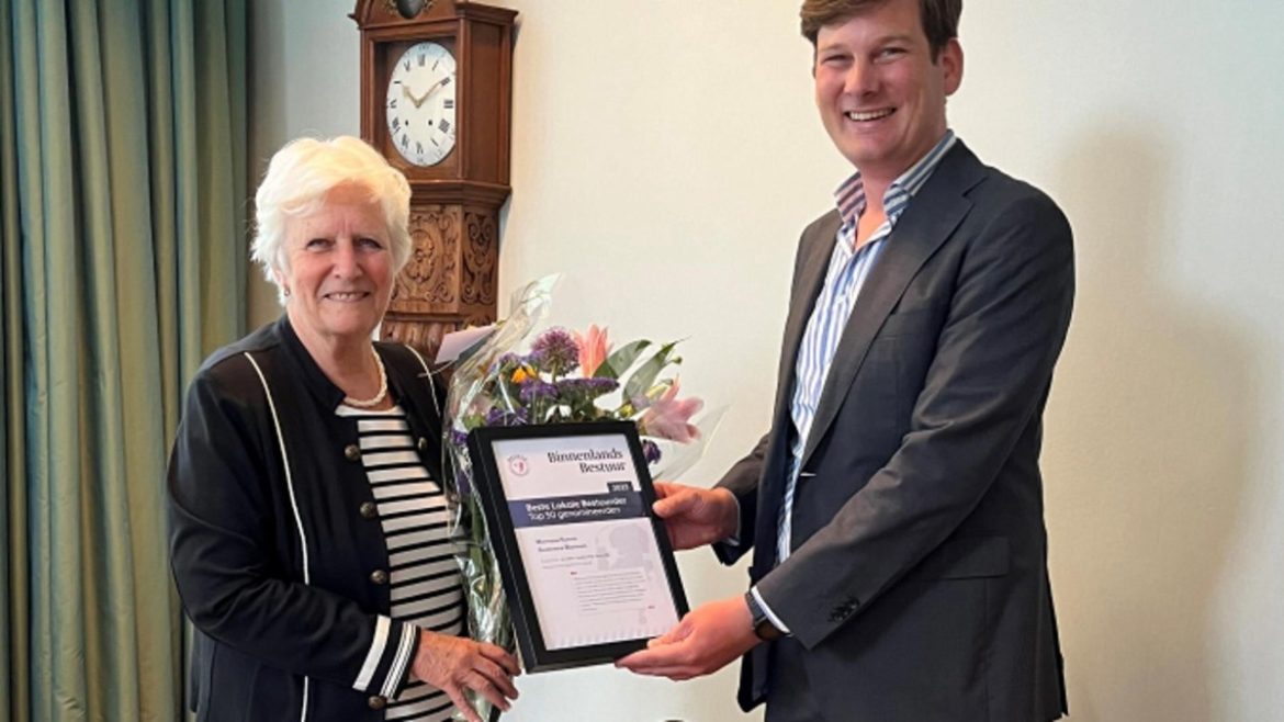 Blaricumse wethouder Anne-Marie Kennis ontvangt Beste Bestuurder-certificaat