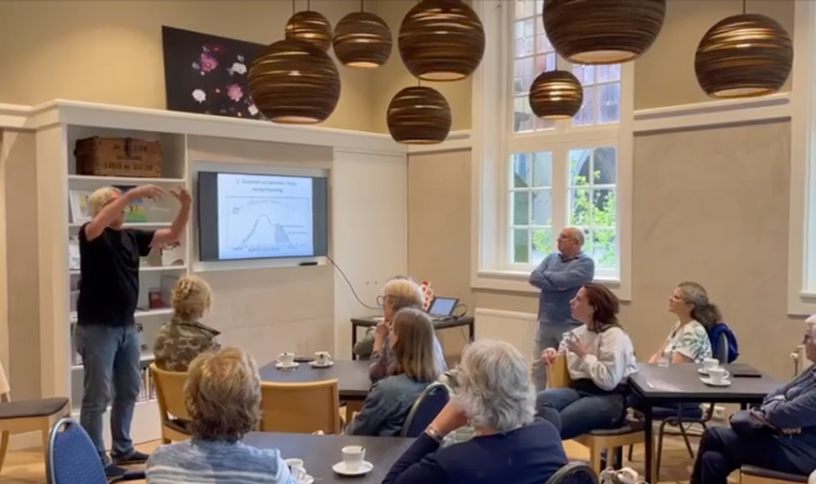 Volle bak bij lezing imker Bart Vos