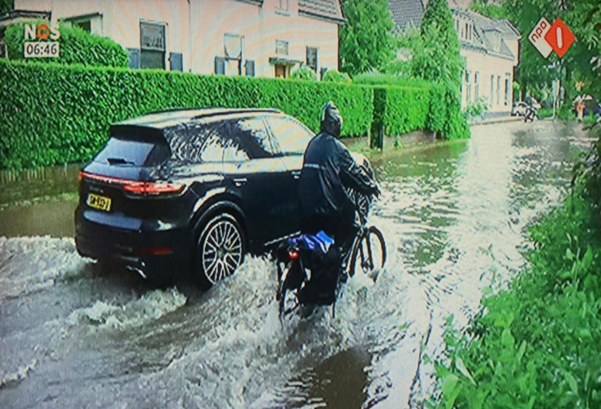 ( fotorepo +video) Regen zorgt weer voor veel overlast in Laren