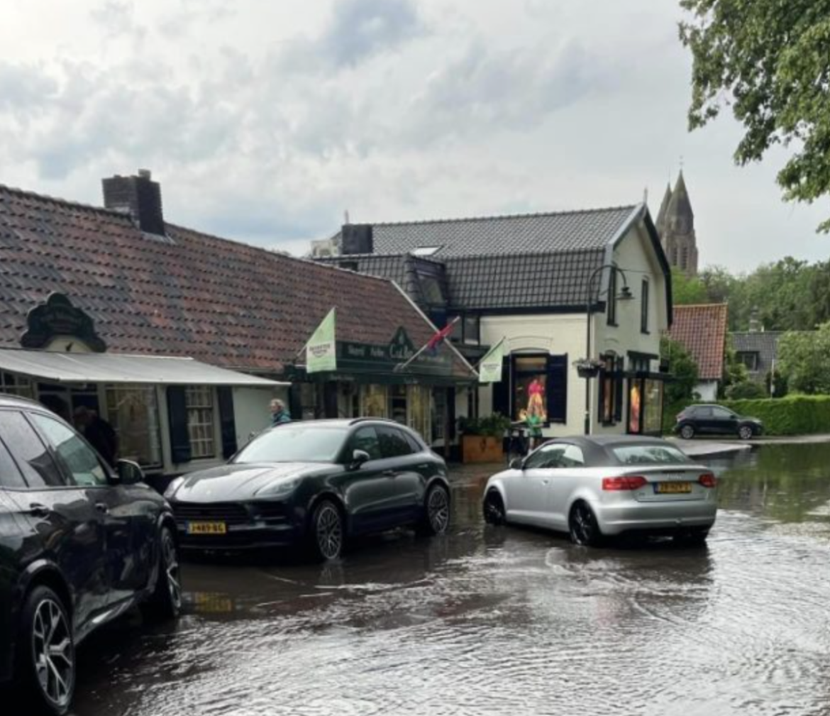 Noodweer zorgt voor chaotische toestanden: video wateroverlast – Laren landelijk nieuws