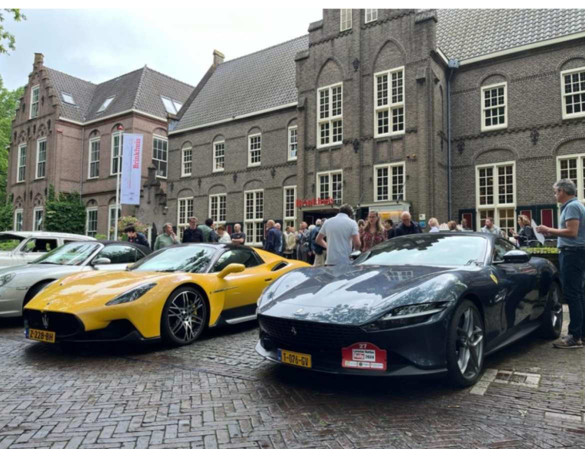 Peperdure bolides verzamelen zich in Laren voor rally. De autospotters laten zich alleen niet zien