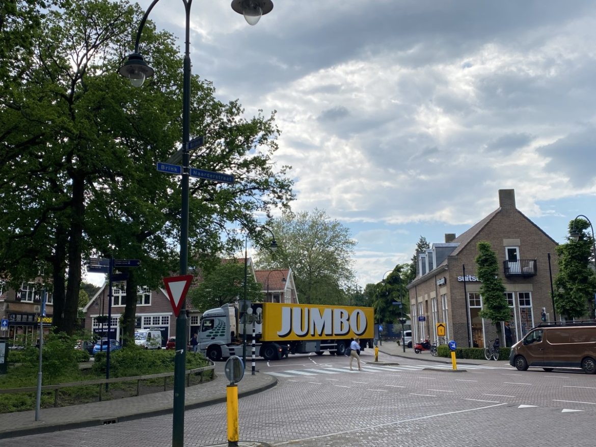 Zwaar vrachtverkeer rond basisscholen in Laren valt volgens de gemeente wel mee