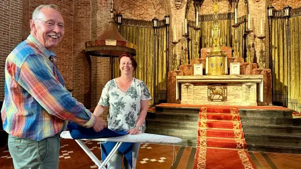 Kerk vol stomende strijkijzers: Laren maakt zich klaar voor traditionele processie