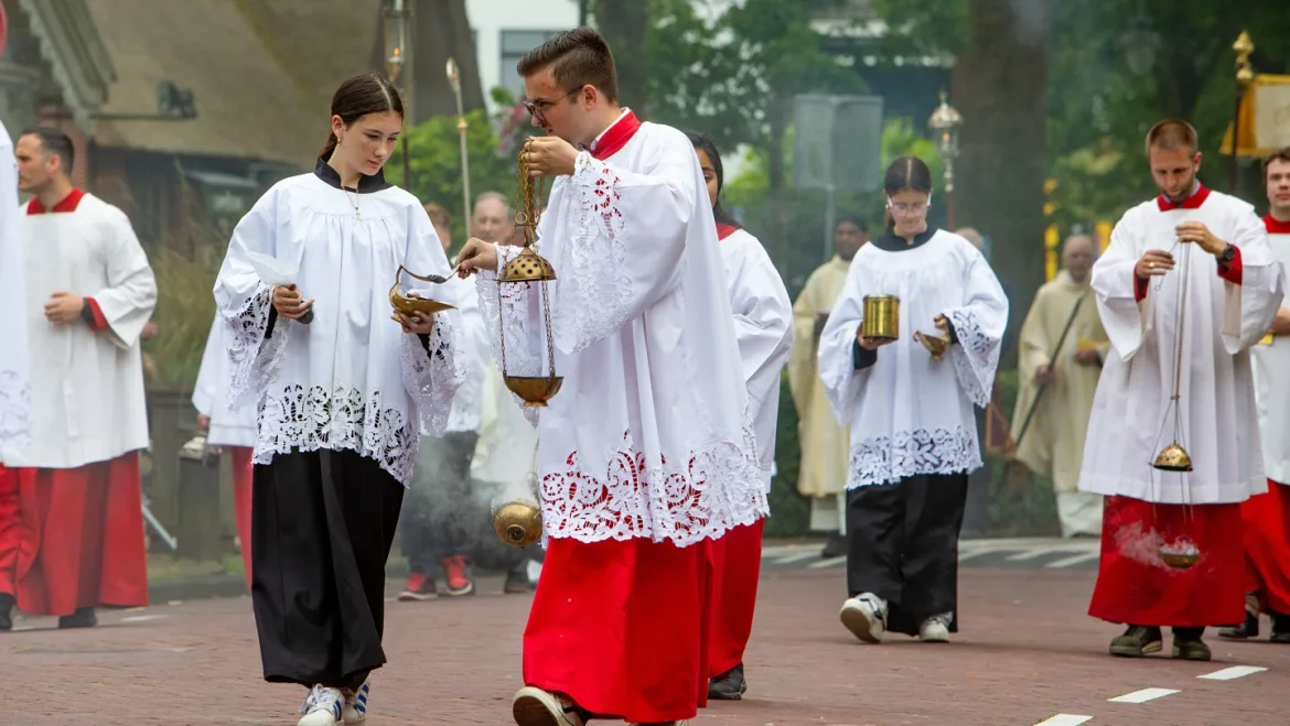 Jaarlijks religieus hoogtepunt; massale opkomst bij Sint Jansprocessie