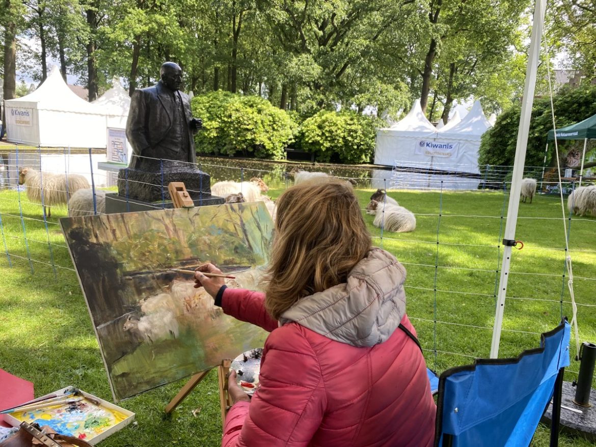 Schapen zetten de Larense Brink op z’n kop. Bewegende modellen maken het de kunstschilders knap lastig