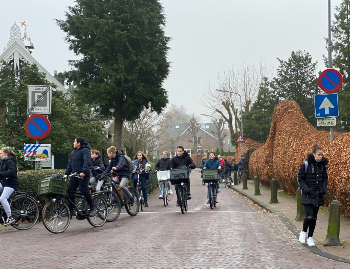 Bewoners Kerklaan willen in- en uitgang College de Brink verleggen naar Eemnesserweg