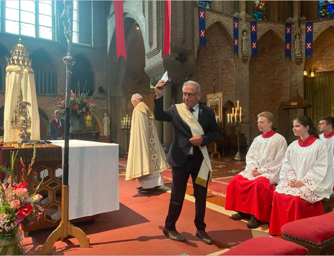 Frans Bierlaagh 25 jaar ceremoniemeester Sint Jansprocessie