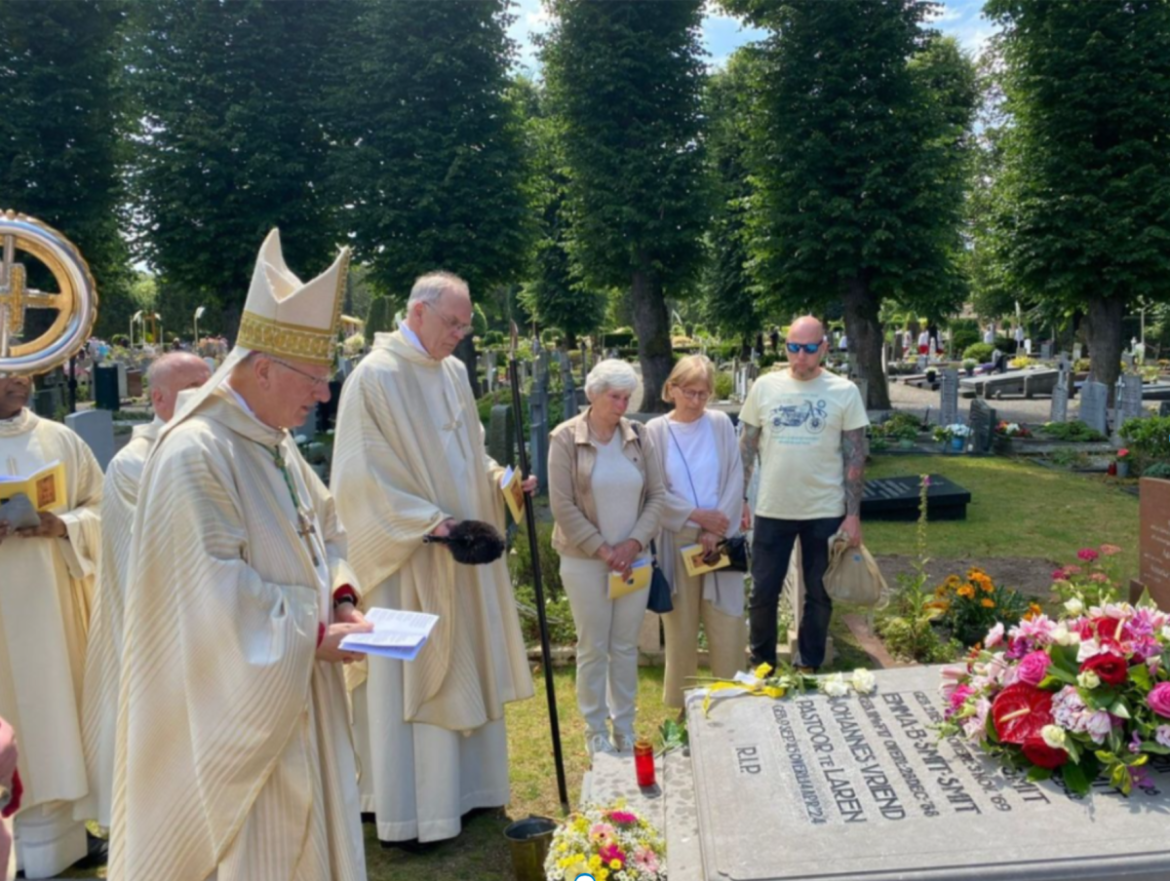 (Fotorepo) Sint Jansprocessie in Laren in teken van ‘gebed om vrede’ door bisschop Jan Hendriks